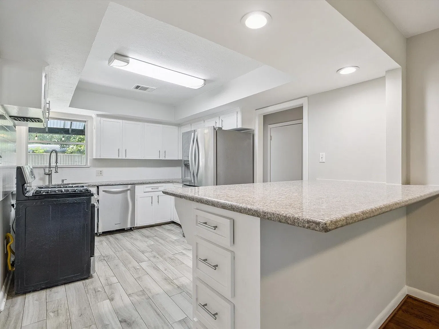 3 bed, 2.0 bath, 1478 sqft, $2,000 — Photo 3