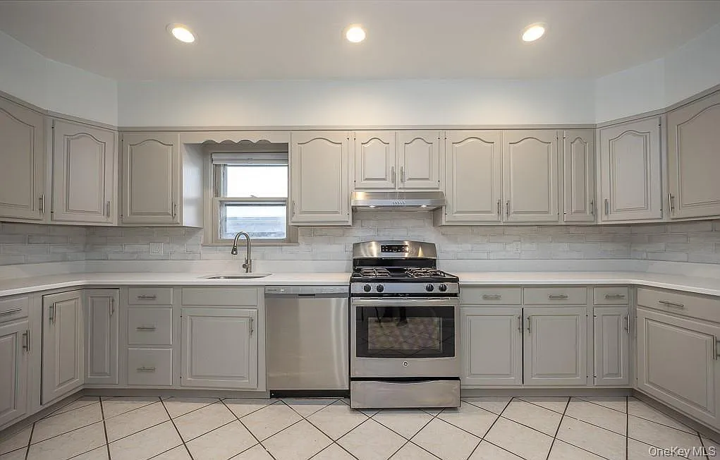 3 bed, 1.0 bath, 1425 sqft, $4,395 — Photo 4
