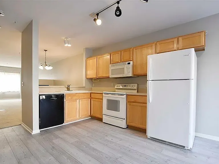 1449 Ashford Ct — Photo 3