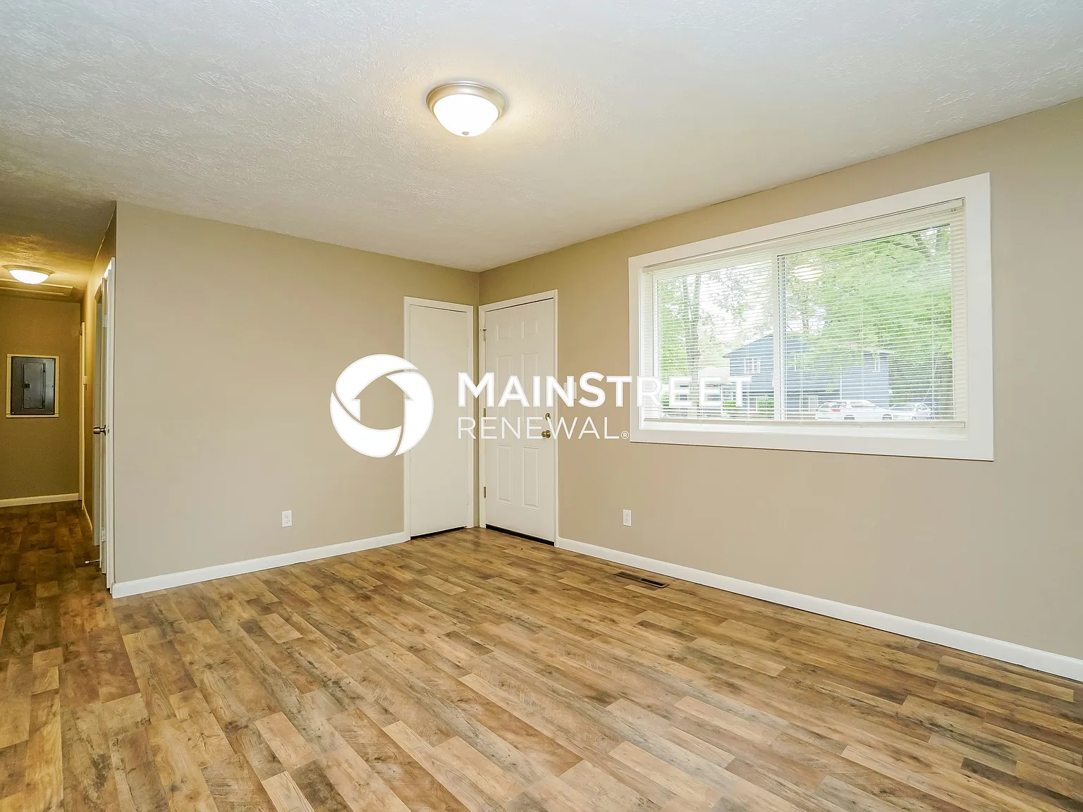 1570 Wilton Dr — Photo 2