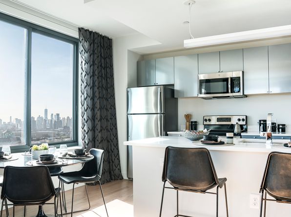 589 Pavonia Ave #4406