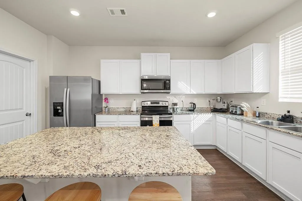 3 bed, 2.5 bath, 2290 sqft, $2,500 — Photo 1