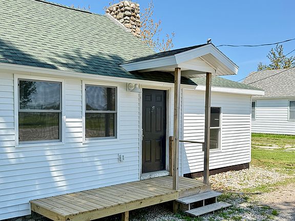 2nd image of 998 Loomis St