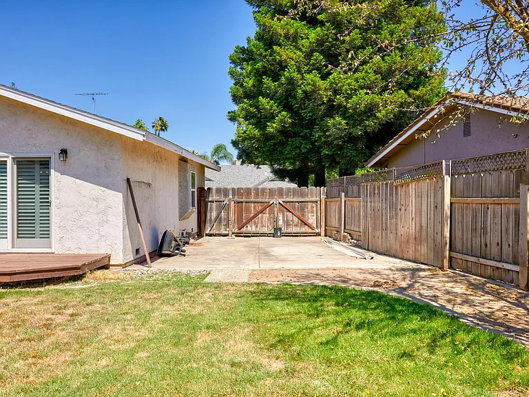 131 Mulholand Dr — Photo 17
