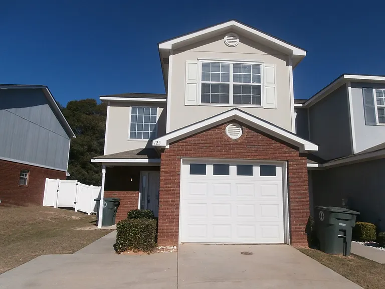 125 Winthrope Ln — Photo 1