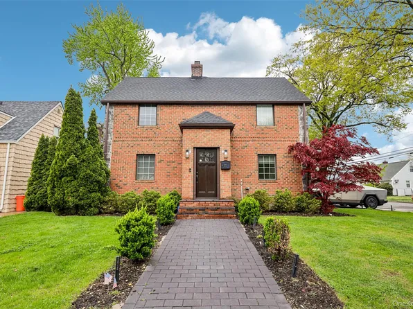 57 Berkley Road, Mineola, NY 11501