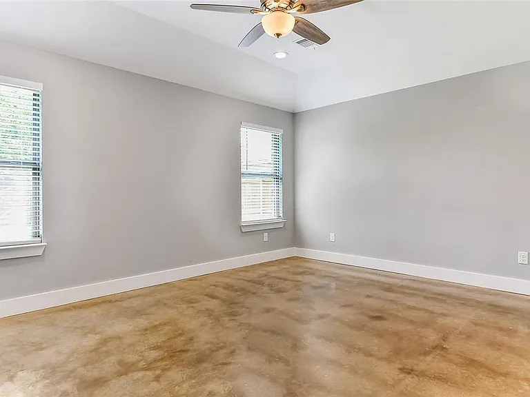 2205 N Hickory St — Photo 15