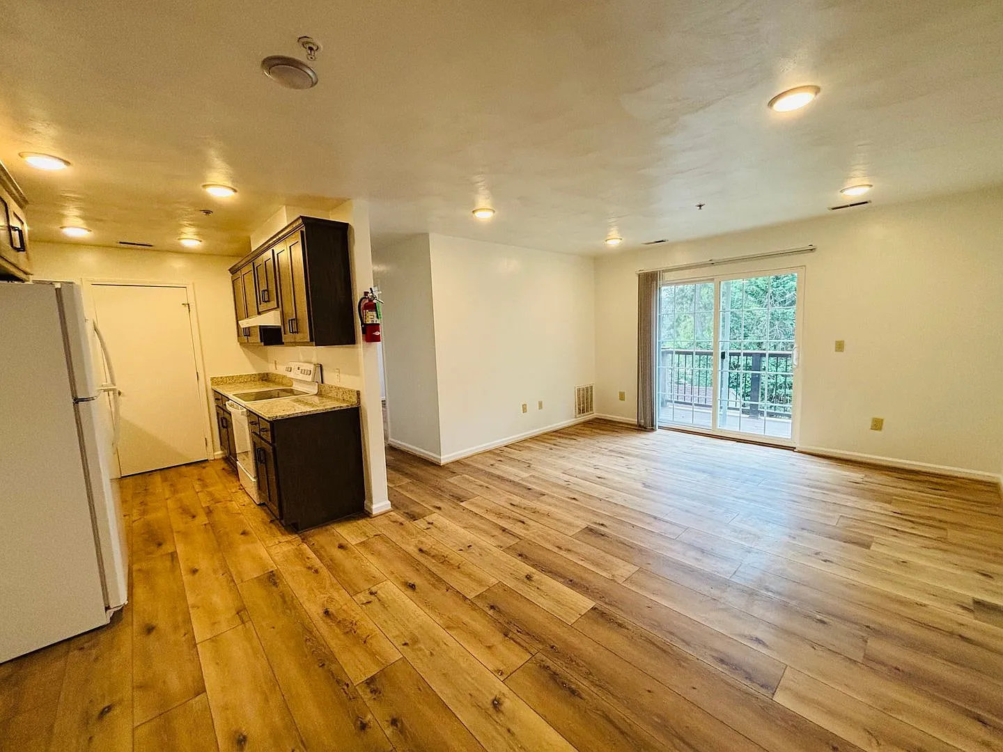 927AB - 410 Houston St. - DM — Photo 3