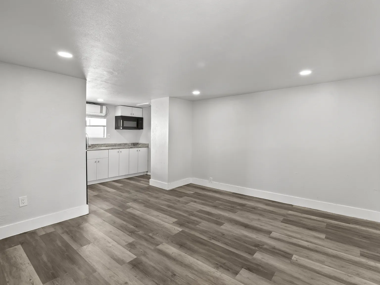 618 Sudderth Drive - B — Photo 3