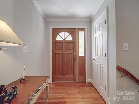 3rd image of 606 W Queens Dr