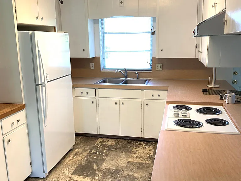 220 S Elsasser St — Photo 4