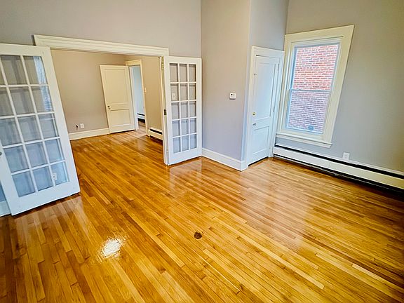 31A York St - Oversize Main Bedroom (2)