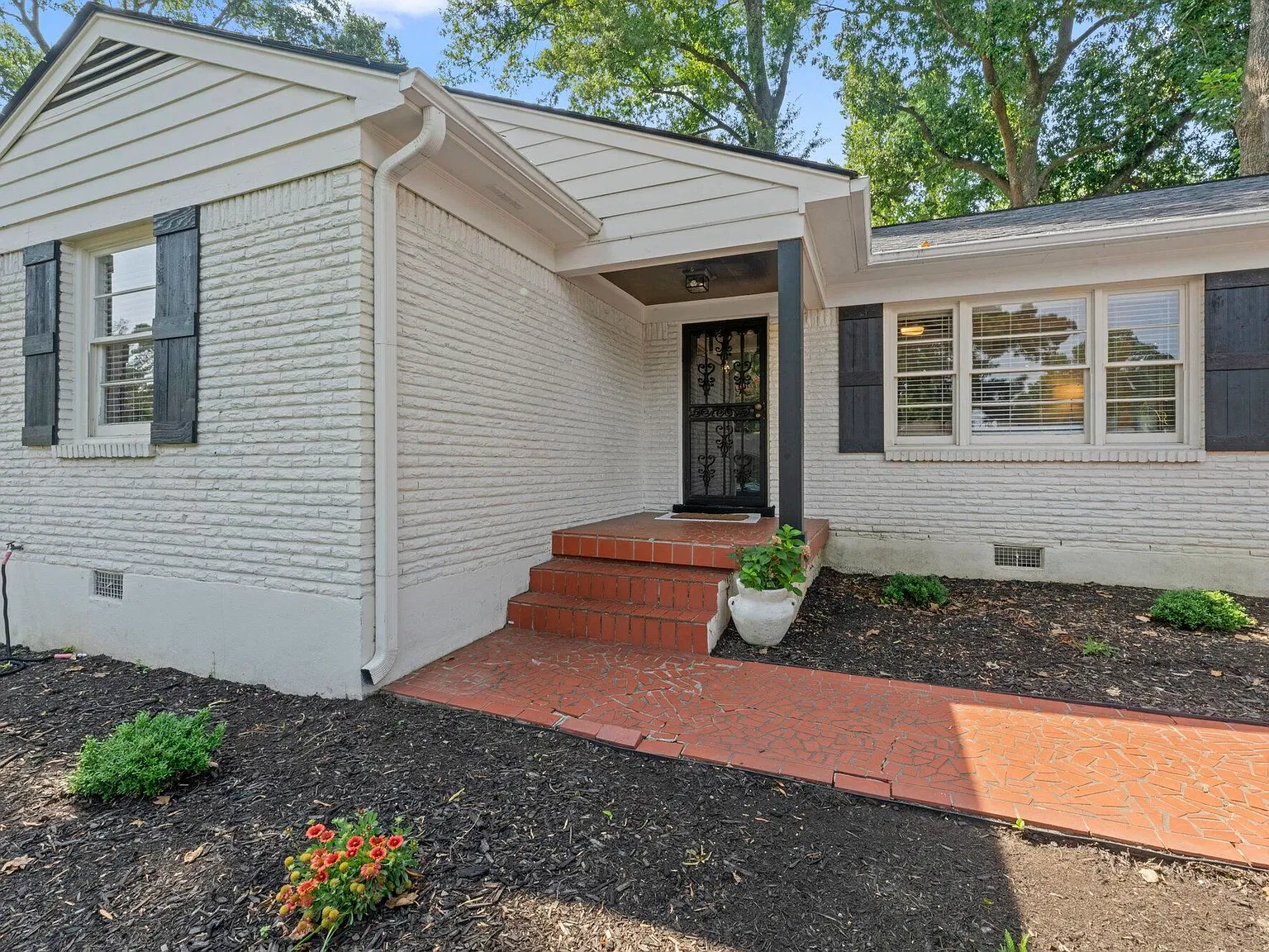 3 bed, 2.0 bath, 1279 sqft, $2,100 — Photo 2