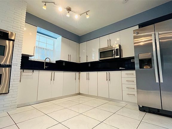 4th image of 1070 NE 160th St #3