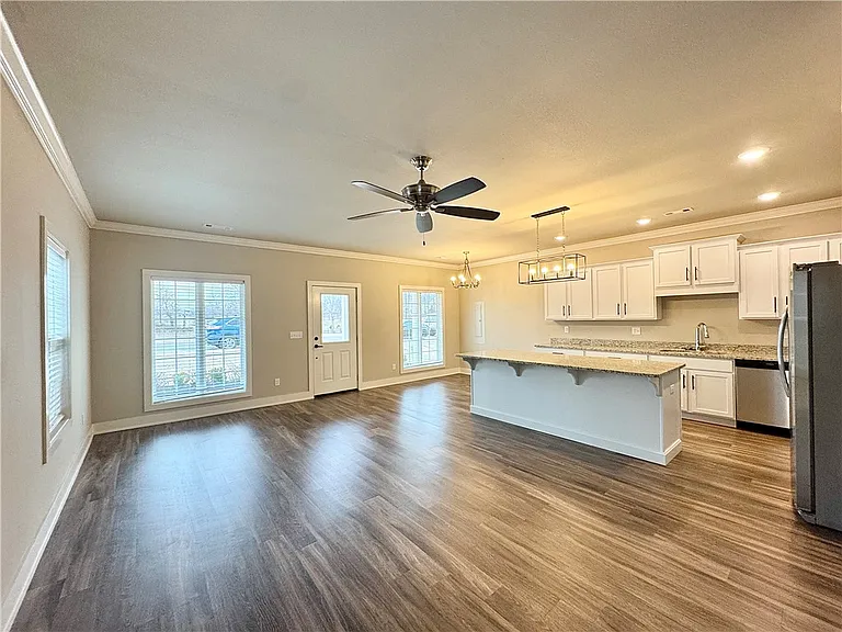 1011 NE Heights Ln — Photo 2