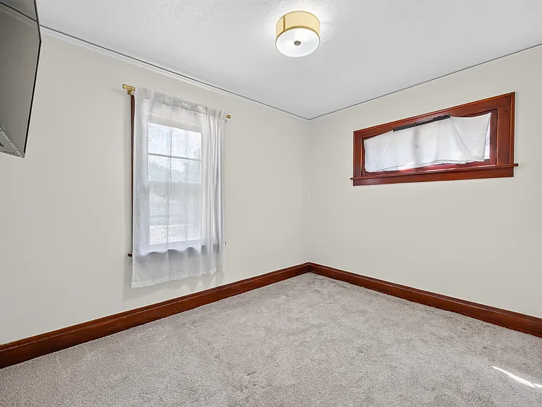421 Goodhue St — Photo 14