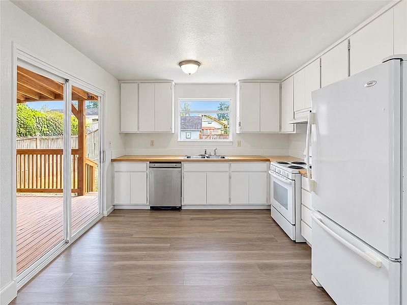 2nd image of 32133 Morrison Street