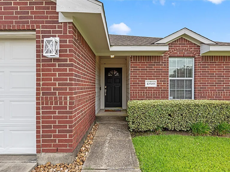 10819 Redwood Dr — Photo 3