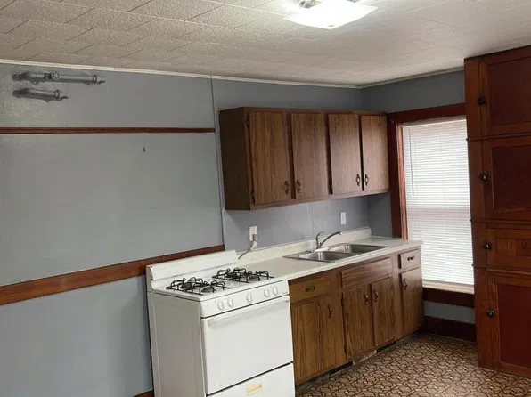 617 1/2 W Galena Ave, Freeport, IL 61032