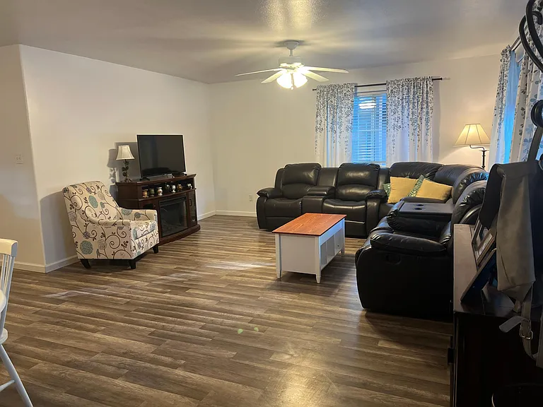 2576 Elwood Ave — Photo 9
