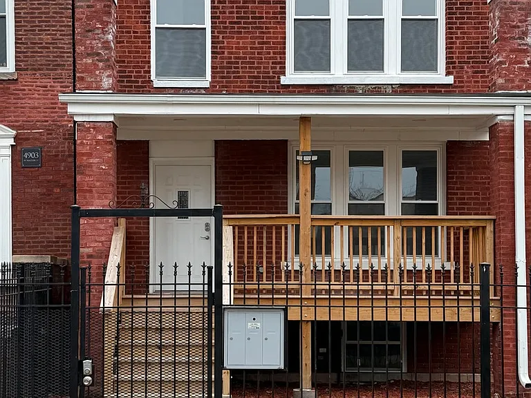 4907 W Walton St #2 — Photo 1