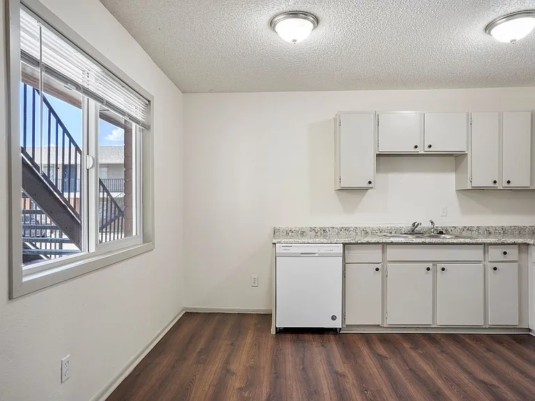984 E Saxony Dr — Photo 3