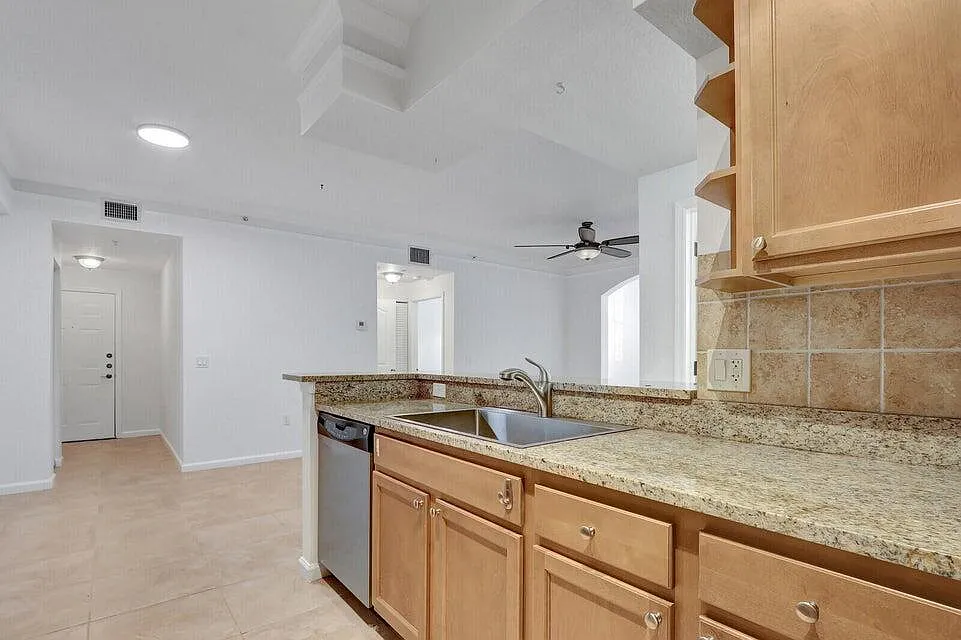 3 bed, 2.0 bath, 1348 sqft, $2,700 — Photo 4