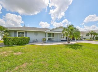 907 Hacienda Dr, Sun City Center, FL 33573