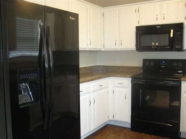 3 bed, 2.0 bath, 1664 sqft, $2,170 — Photo 3