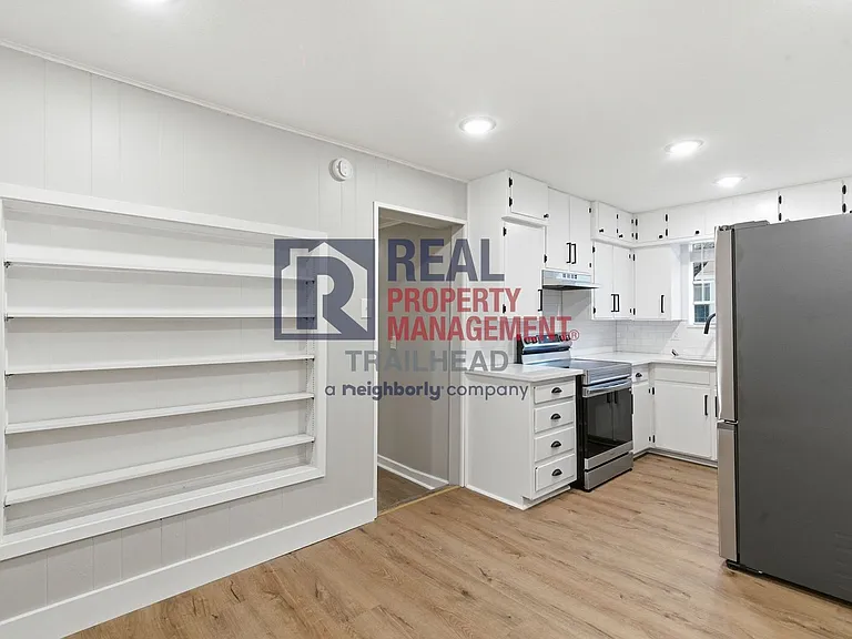 1040 N Clinton St — Photo 10
