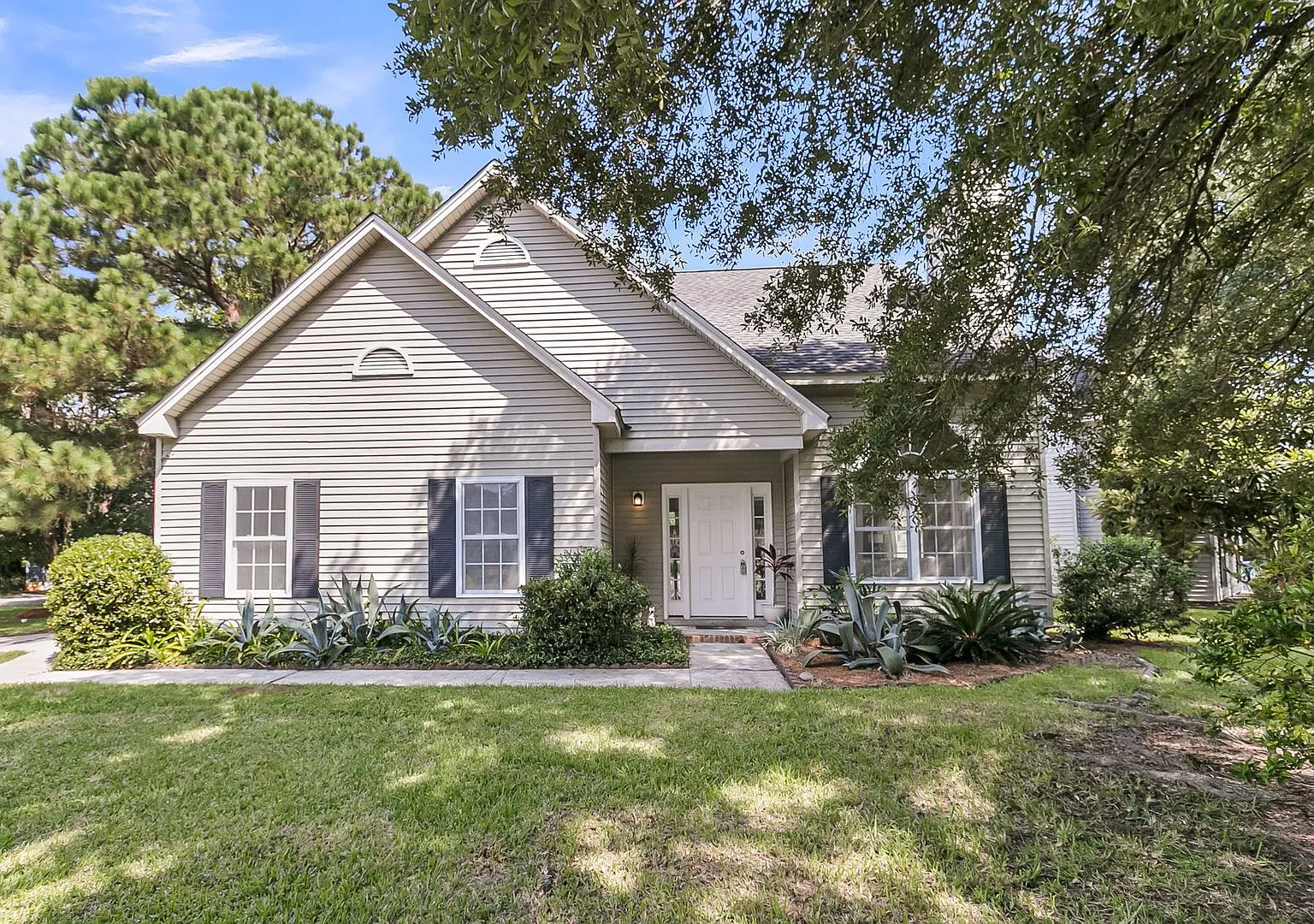 Updated 3 Bedroom Home with Water Views In Mount Pleasant — Photo 4