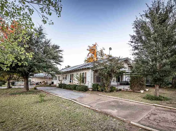 303 E Oklahoma St, Walters, OK 73572