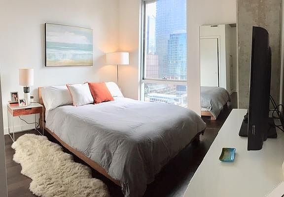 4th image of 222 W Illinois St #802
