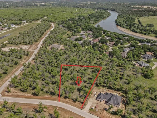 1006 E Landings Rd N, Granbury, TX 76049