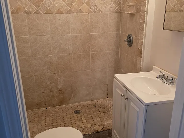 2039 Franklin St — Photo 7