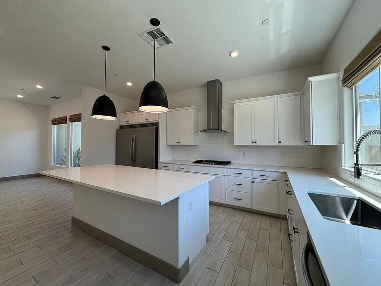 2637 W Andrew Ln — Photo 14
