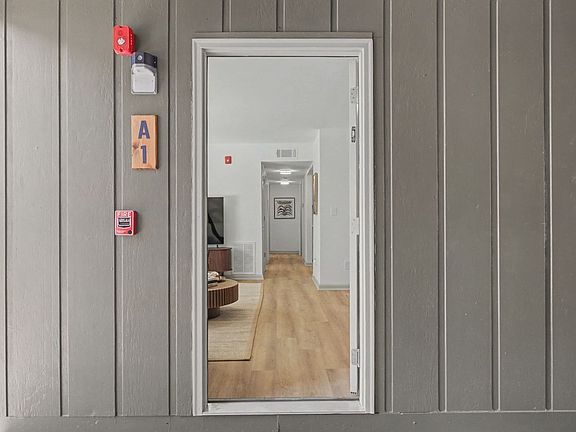5th image of 1128 W College St #A-1