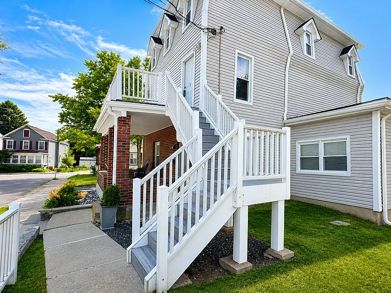 65 E New St #3 — Photo 2