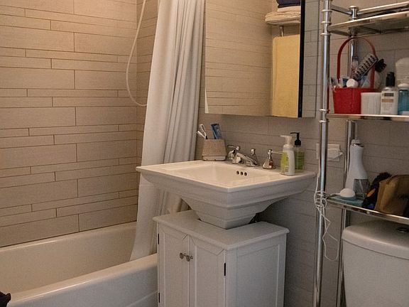 5th image of 1510 Lexington Ave APT 17F