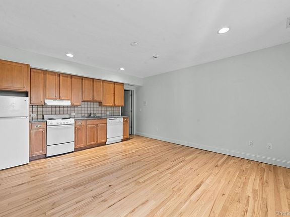 4th image of 142 Bannon Ave #4
