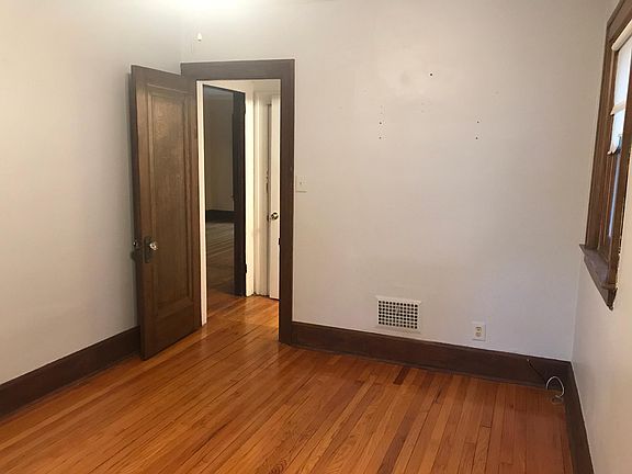 5th image of 910 Edgewood Dr