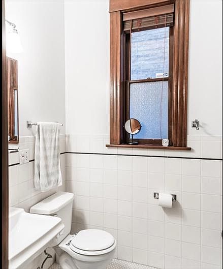 2nd image of 1363 N Hoyne Ave #1
