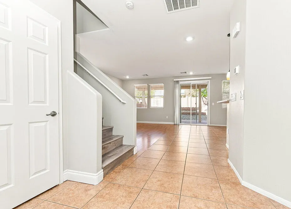 3 bed, 2.5 bath, 1668 sqft, $2,165 — Photo 4