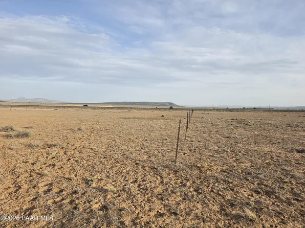 28203 W Fort Rock Rd, Seligman, AZ 86337