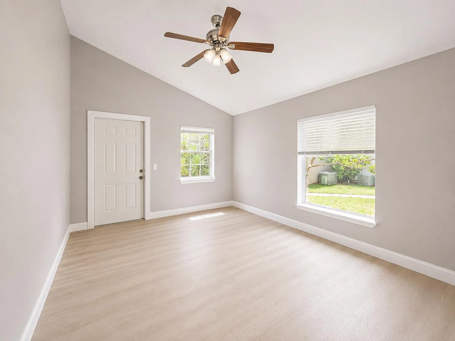 1 bed, 1.0 bath, 450 sqft, $1,600 — Photo 2