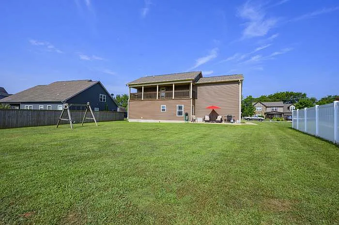 3 bed, 2.5 bath, 2182 sqft, $2,450 — Photo 2