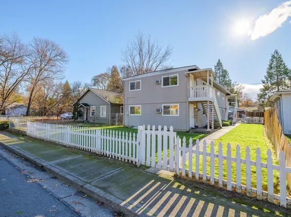 421 SW Burgess St, Grants Pass, OR 97526