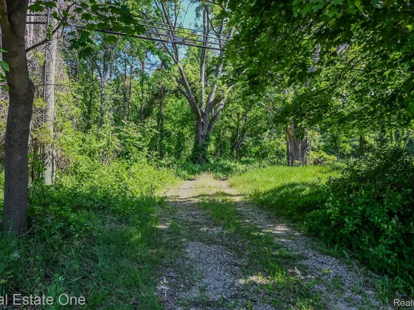 1832 W Commerce Rd, Milford, MI 48380