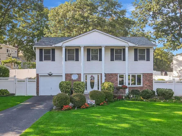 16 Denise Lane, Hauppauge, NY 11788