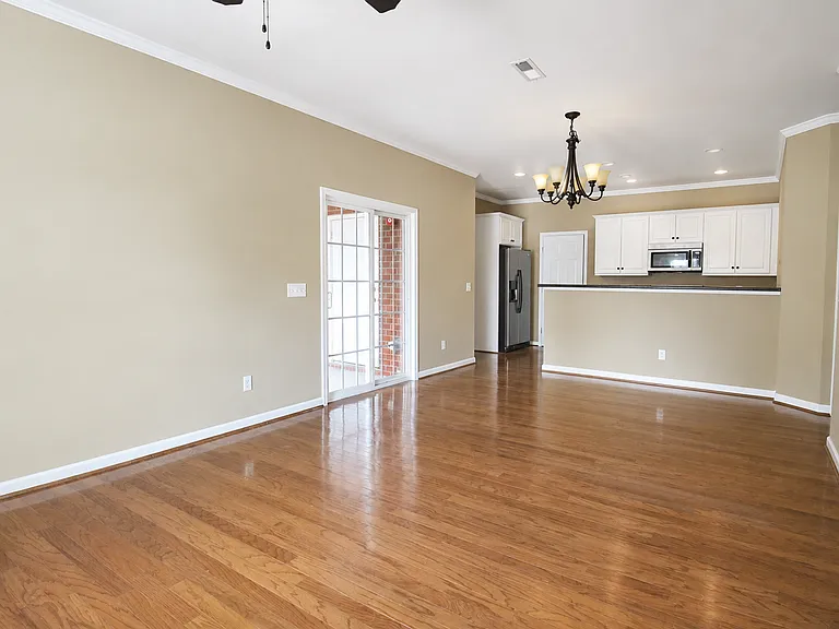 899 Magnolia Ct — Photo 2